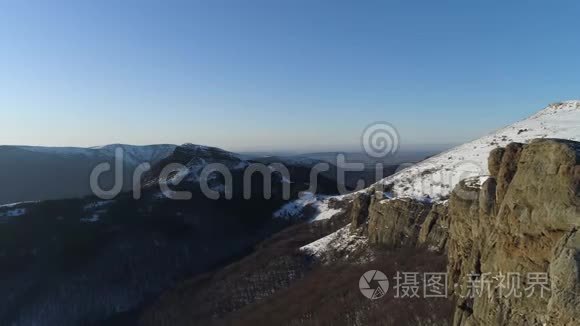 秋天早晨在山上，草黄，有时有雪和生长的针叶林。 中枪。 空中飞行