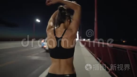 运动女性在夜间城市慢跑前热身视频