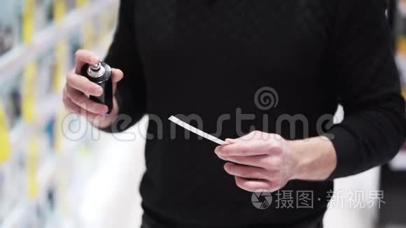 闭上眼睛，男人用手喷洒香水，然后在化妆品店里闻闻