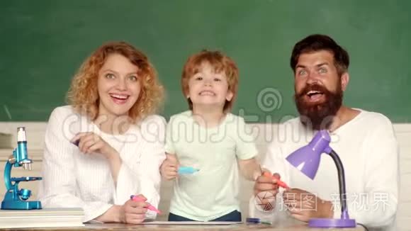 学教育理念.. 小幸福家庭一起上学数学.. 可爱的小学生和他的爸爸妈妈