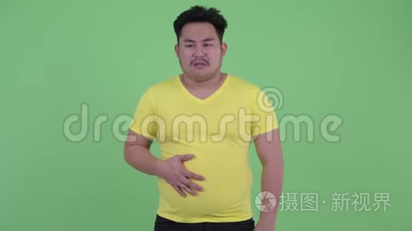 有趣的超重亚洲年轻人胃痛视频
