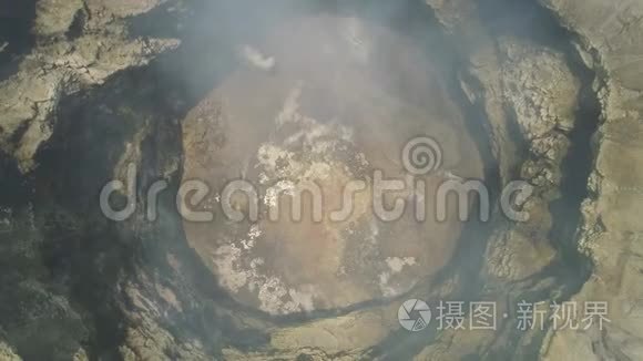 火山口，俯视图。 有活火山的山体景观。