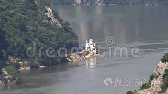 多瑙河峡谷上美丽的风景。 布拉科尼亚修道院。