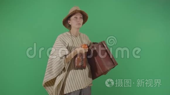 女农民看高楼吃苹果视频