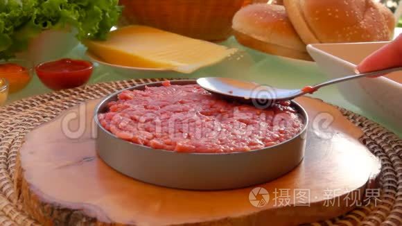 碎肉被压在汉堡切肉的模子里视频