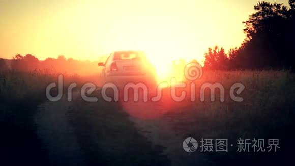 汽车驶进朝阳的光线中视频