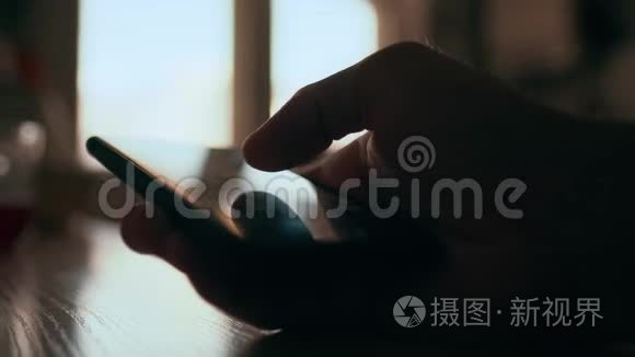 男人手在按压和触摸手机。 男人在智能手机或冲浪网站上使用应用程序