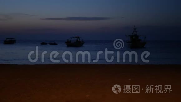 海滨夜景与渔船停泊视频