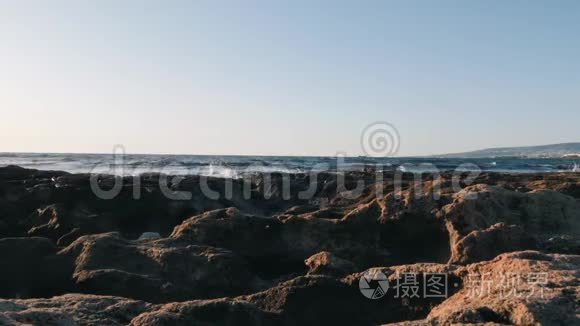 海景美景.. 侧观海石.. 地中海的洛基海滩。