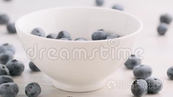 成熟的蓝莓浆果倒在白色的碗里视频