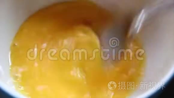 打蛋食物烹饪特写视频