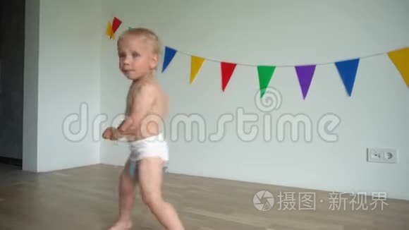 有趣的孩子跑步。 主动快乐幼儿男孩主动行动.. 万向节运动