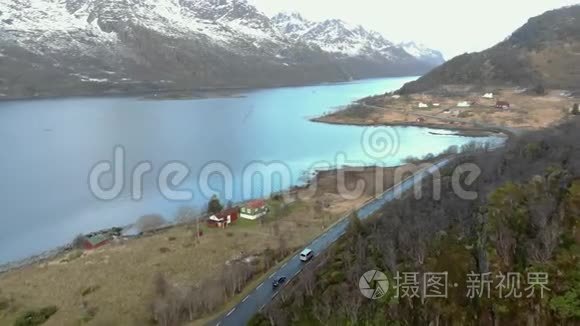 鸟瞰挪威北部的岛屿和沿海道路的倾斜拍摄