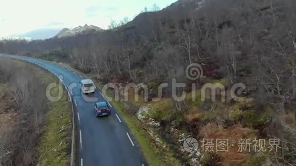 鸟瞰挪威北部的岛屿和沿海道路的倾斜拍摄