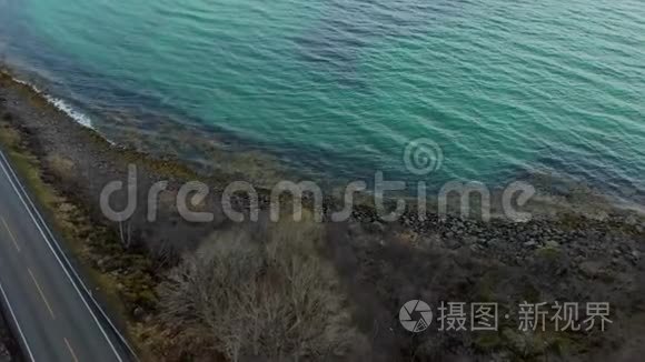 鸟瞰挪威北部的岛屿和沿海道路的倾斜拍摄