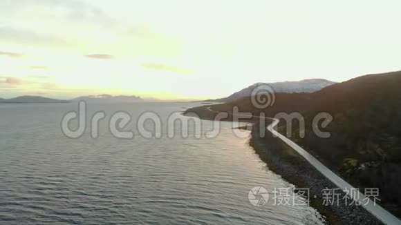 鸟瞰挪威北部的岛屿和沿海道路的倾斜拍摄