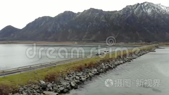 鸟瞰挪威北部的岛屿和沿海道路的倾斜拍摄