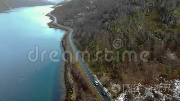 鸟瞰挪威北部的岛屿和沿海道路的倾斜拍摄