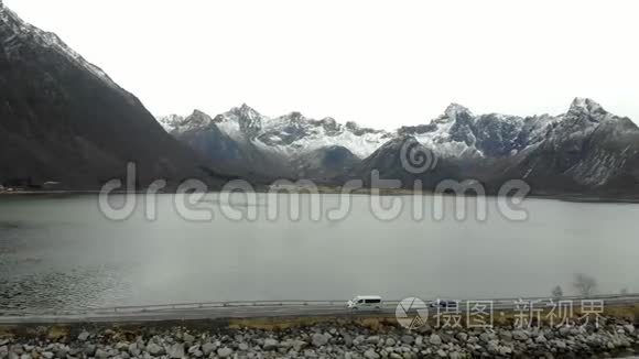 鸟瞰挪威北部的岛屿和沿海道路的倾斜拍摄