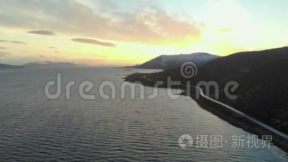 鸟瞰挪威北部的岛屿和沿海道路的倾斜拍摄