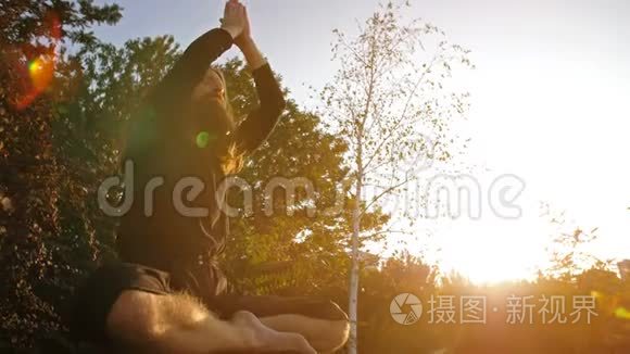 瑜伽在日落时祈祷视频