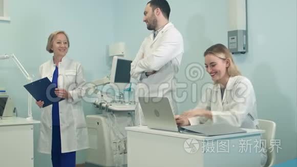 一队混血医护人员在办公室欢笑视频