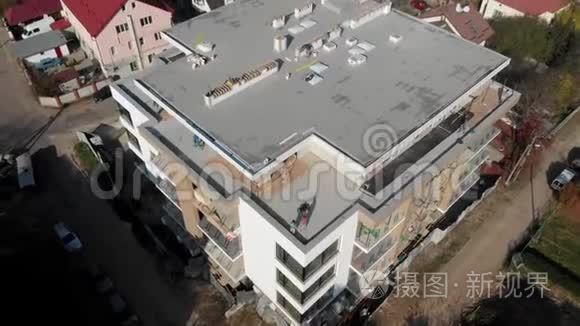 建筑起重机和在建建筑。 建筑工地。