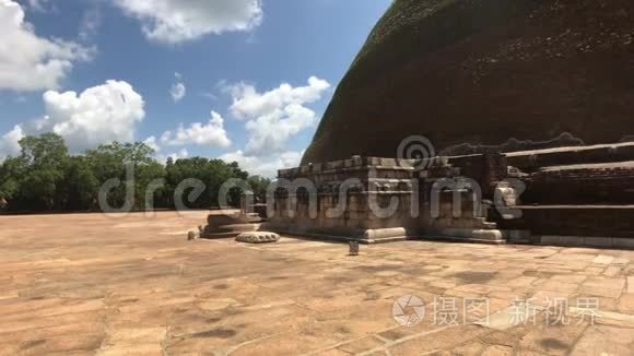 Anuradhapura，斯里兰卡，从寺庙前面的街道看到Dagoba