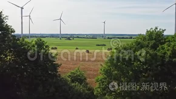 德国梅克·沃波梅恩的绿色田野上的风车进行空中飞行