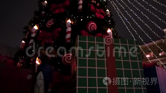 夜空背景上的圣诞树灯和装饰品。 概念。 云杉树的底部景观有蜡烛和