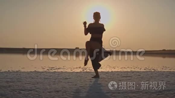 夕阳西下的湖边小姑娘视频