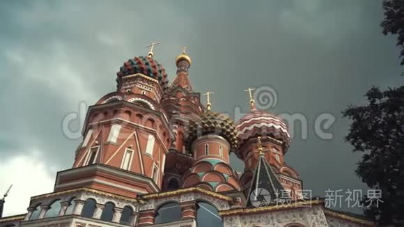莫斯科，俄罗斯-2019年8月17日：从下面的圣巴西尔`大教堂与五颜六色的圆顶和金色。