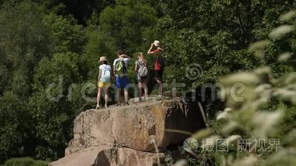 徒步旅行者举起双臂在山顶欢呼视频