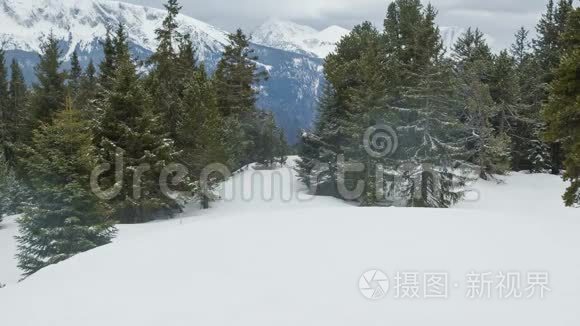 山坡上被狂风吹过的雪视频