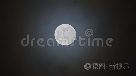 满月对多云的夜空视频