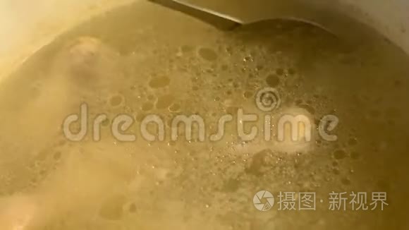 很多鸡腿在锅里沸腾视频