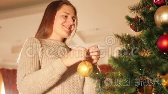 4k特写视频快乐微笑的年轻女子在客厅用装饰圣诞树