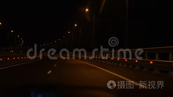 汽车在夜间沿着道路行驶。