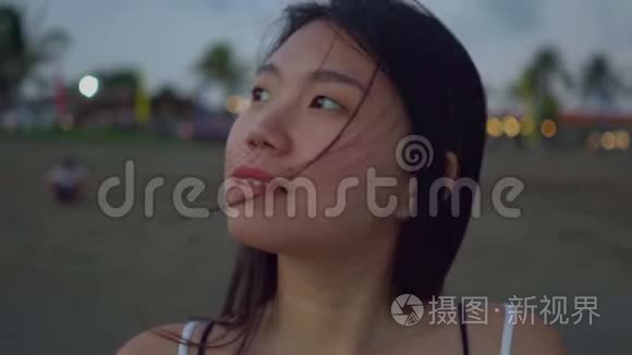 一系列年轻美丽快乐的亚洲韩国女人，在日落的黄昏，微笑着，在海滩上悠闲地散步