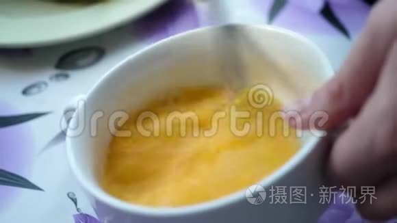 陶瓷碗中的蛋白质和蛋黄