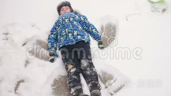 在雪地上做天使的男孩视频