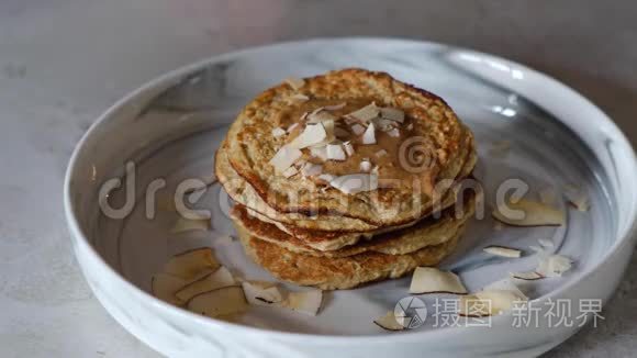 在自制健康煎饼上倒入枫香糖浆视频