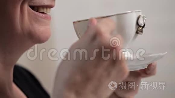 一个黑发女人手里拿着一杯咖啡的肖像。 咖啡香气，清晨，苏醒