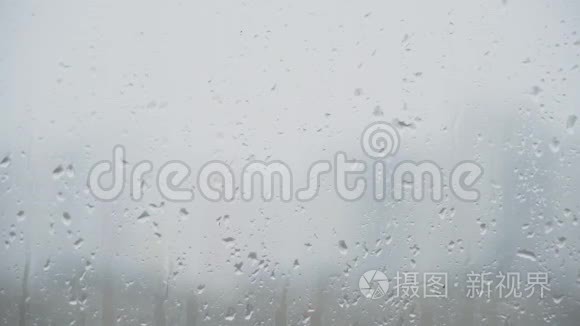 雨点落在玻璃上。