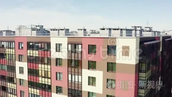 住宅建筑屋顶至操场的空中运动