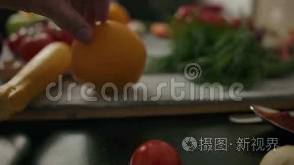 庄稼人在新鲜蔬菜中移动橙色视频