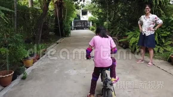 妈妈在家教女儿骑两轮自行车视频