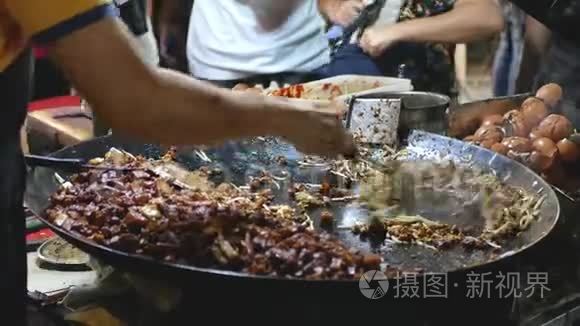 街头食品小贩炸胡萝卜蛋糕视频