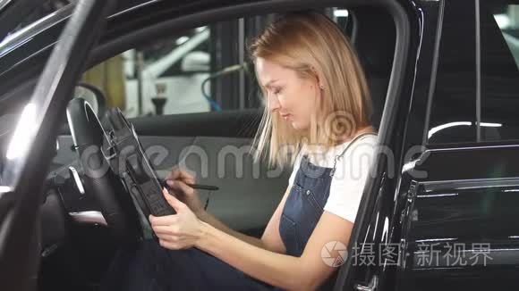 微笑的女孩监控着一辆车视频