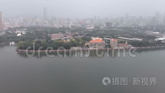 河，它从另一边反映建筑物。